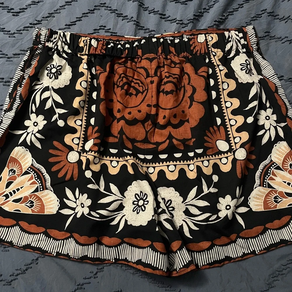 SHEIN Black and Orange Patterned Skort - Picture 5 of 5